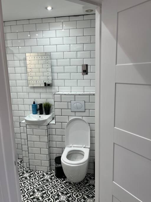 Cheerful 2 Bedroom Homely Apartment, Sleeps 6 Guest Comfy, 3X Double Bed, Parking, Free Wifi, Suitable For Business, Leisure Guest,Glasgow, Glasgow West End, Near City Centre Exterior foto
