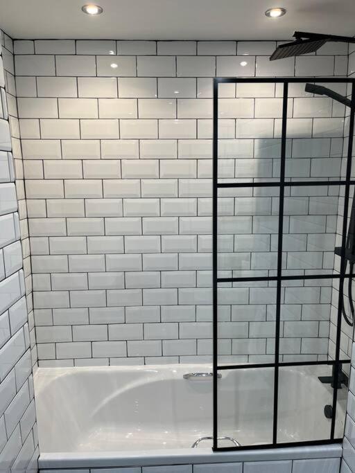 Cheerful 2 Bedroom Homely Apartment, Sleeps 6 Guest Comfy, 3X Double Bed, Parking, Free Wifi, Suitable For Business, Leisure Guest,Glasgow, Glasgow West End, Near City Centre Exterior foto