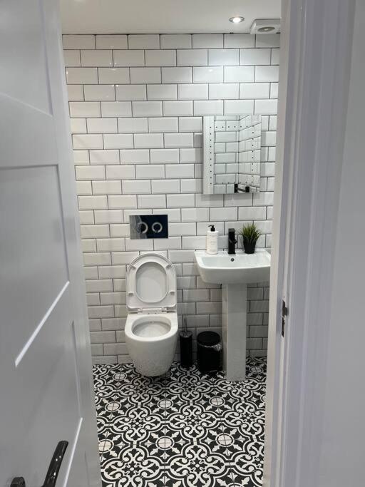 Cheerful 2 Bedroom Homely Apartment, Sleeps 6 Guest Comfy, 3X Double Bed, Parking, Free Wifi, Suitable For Business, Leisure Guest,Glasgow, Glasgow West End, Near City Centre Exterior foto