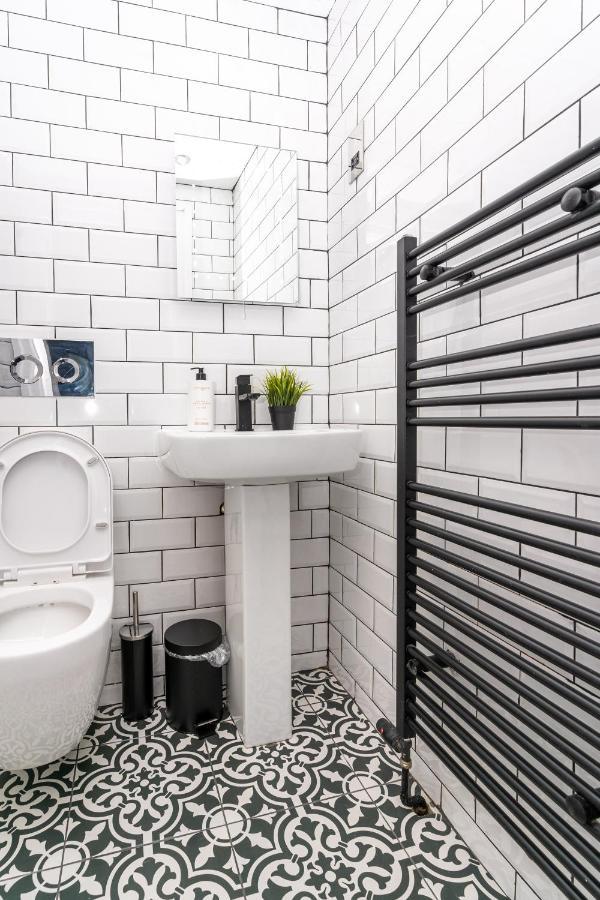 Cheerful 2 Bedroom Homely Apartment, Sleeps 6 Guest Comfy, 3X Double Bed, Parking, Free Wifi, Suitable For Business, Leisure Guest,Glasgow, Glasgow West End, Near City Centre Exterior foto